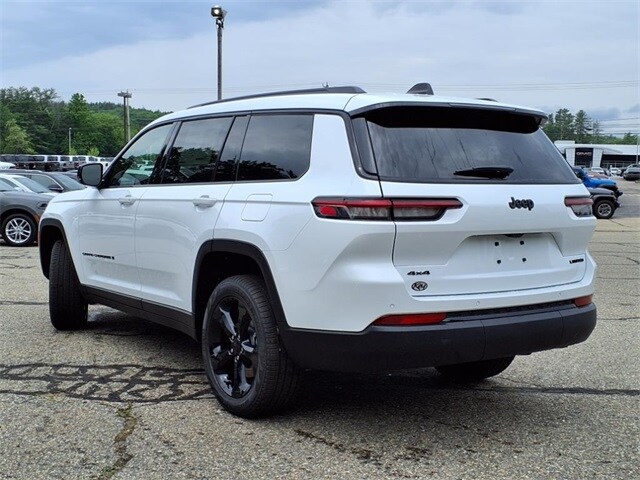 2025 Jeep Grand Cherokee Limited photo 3