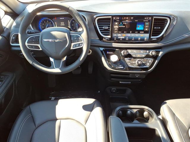 2026 Chrysler Pacifica Select - Photo 15