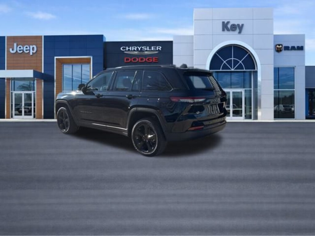 Used 2023 Jeep Grand Cherokee Altitude SUV