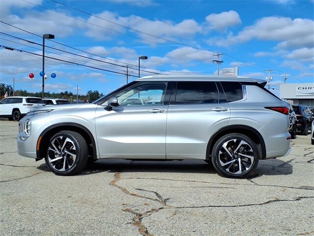 2024 Mitsubishi Outlander SEL photo 2