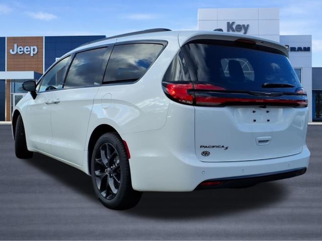 New 2026 Chrysler Pacifica Select Passenger Van