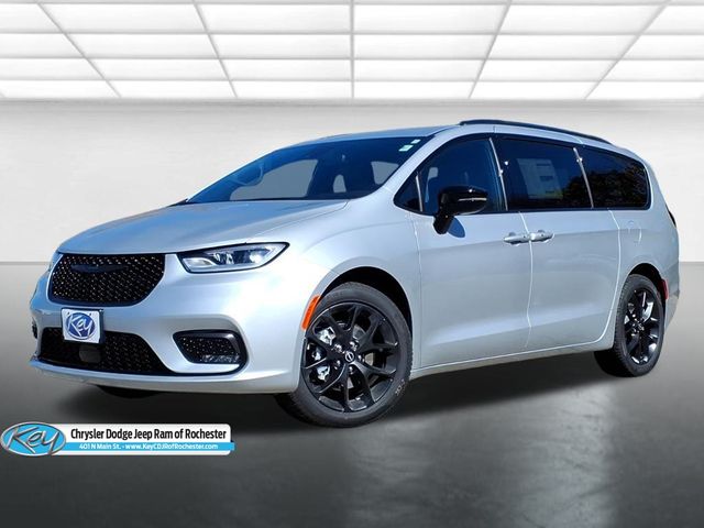 2026 Chrysler Pacifica Select's photo