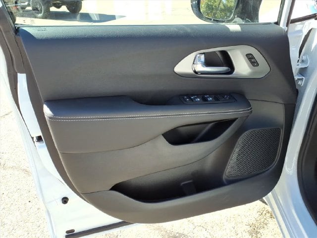 2026 Chrysler Pacifica Select - Photo 18