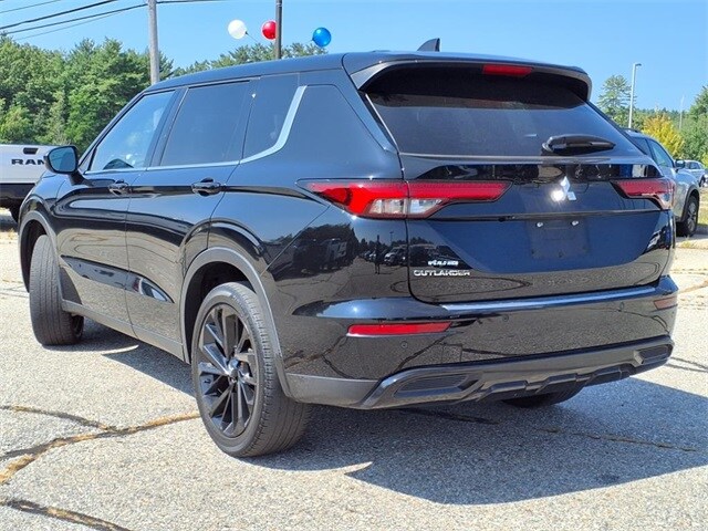 2022 Mitsubishi Outlander Black Edition photo 3