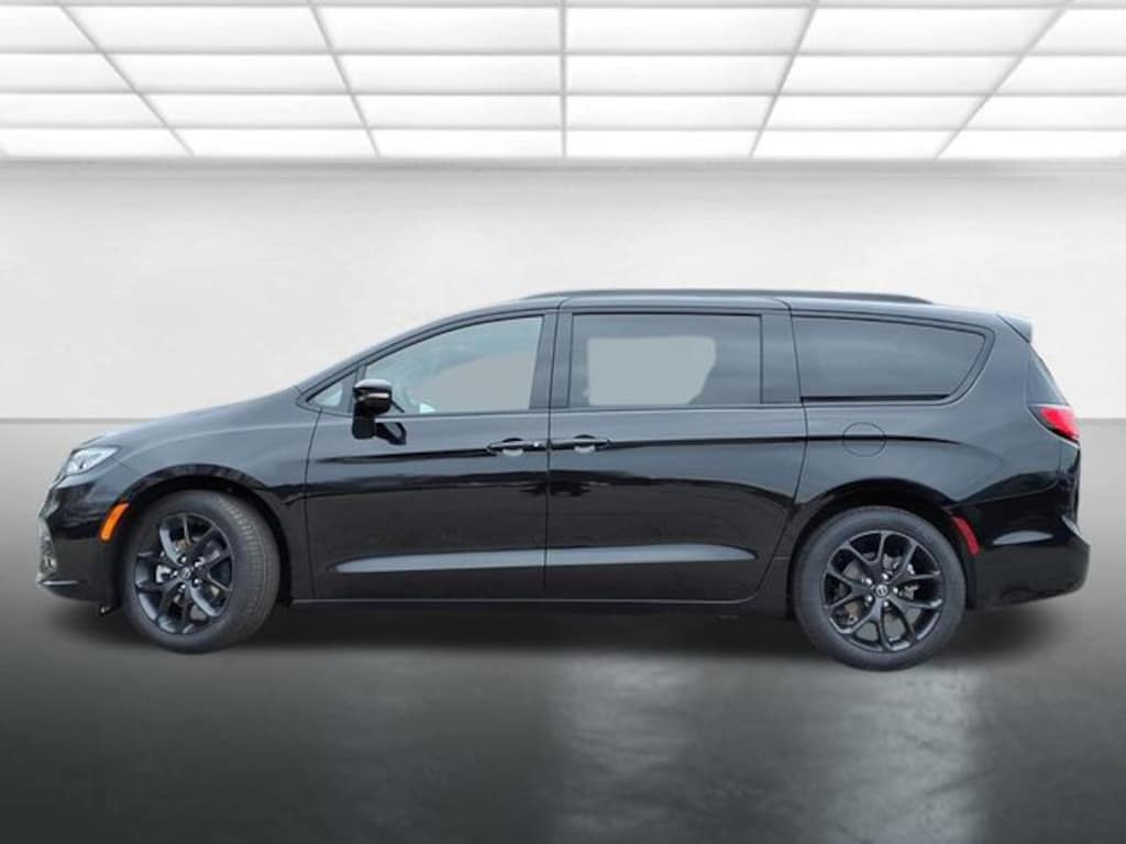 New 2026 Chrysler Pacifica Limited Passenger Van