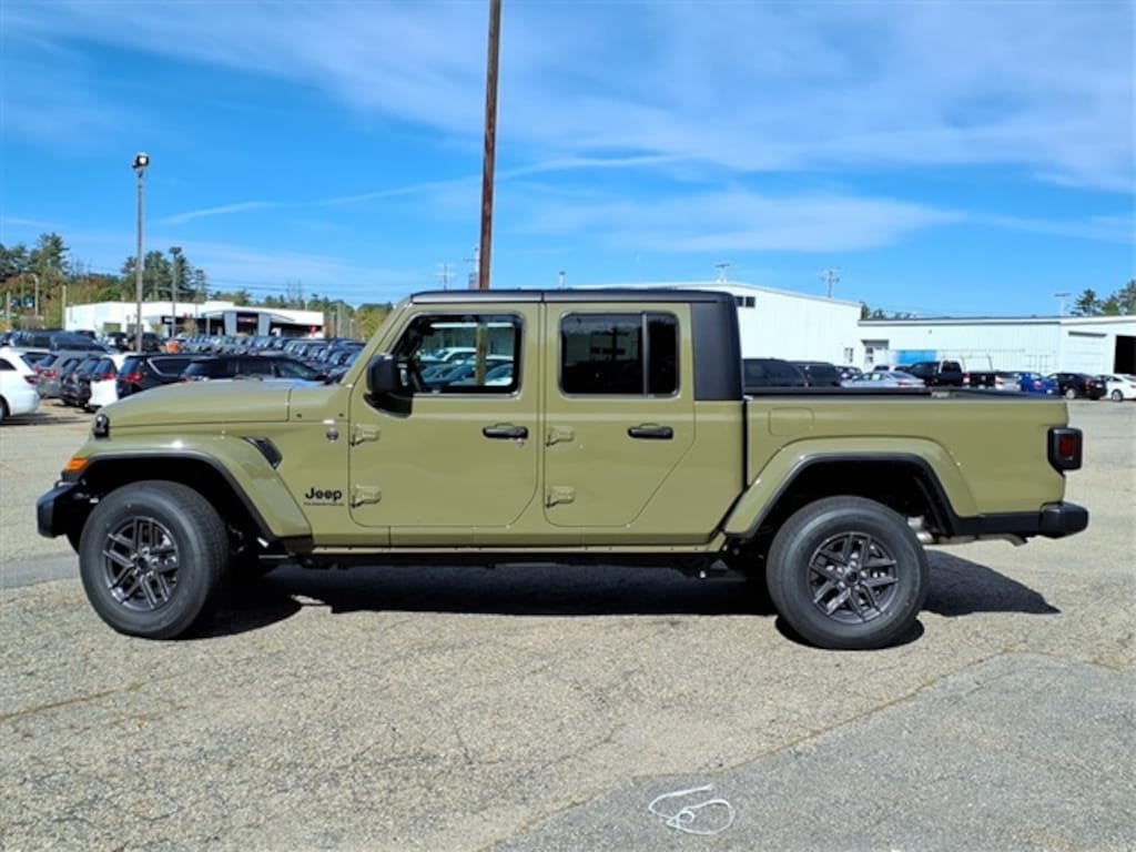 New 2025 Jeep Gladiator Sport Pickup