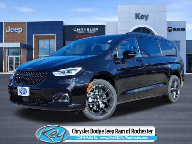 2026 Chrysler Pacifica Limited AWD's photo