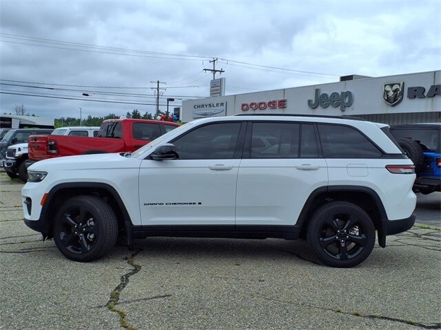 2023 Jeep Grand Cherokee Altitude photo 2