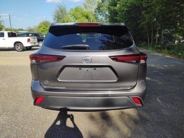 2024 Toyota Highlander LE photo 3