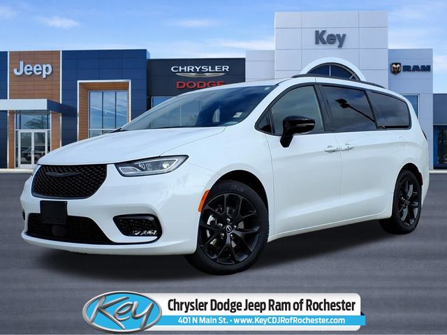 2026 Chrysler Pacifica Limited's photo