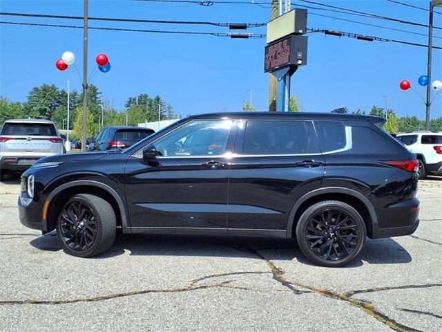 2022 Mitsubishi Outlander Black Edition photo 2
