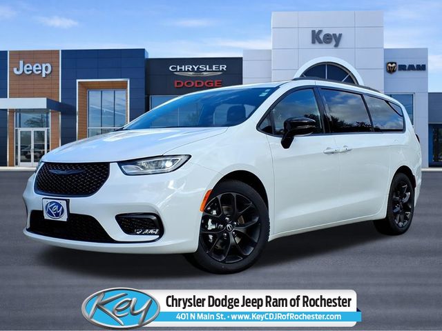 2026 Chrysler Pacifica Select's photo