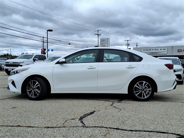 2022 Kia Forte LXS photo 2