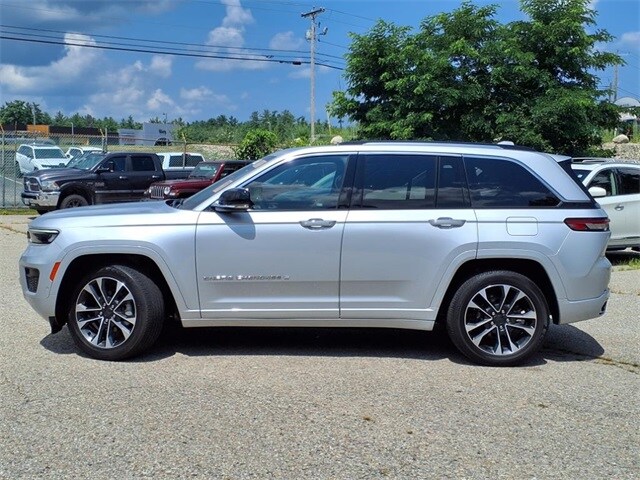2022 Jeep Grand Cherokee Overland photo 2