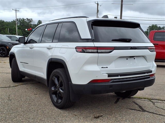 2023 Jeep Grand Cherokee Altitude photo 3