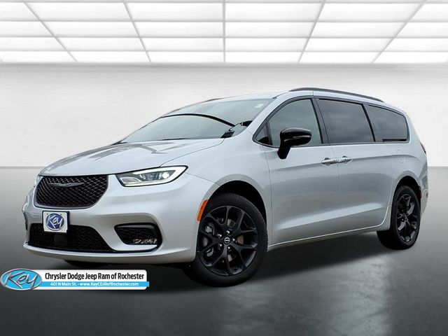 2026 Chrysler Pacifica Limited's photo