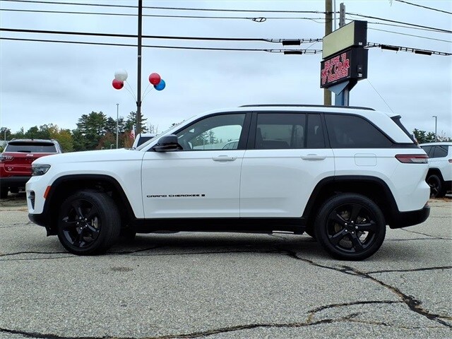 2023 Jeep Grand Cherokee Altitude photo 2