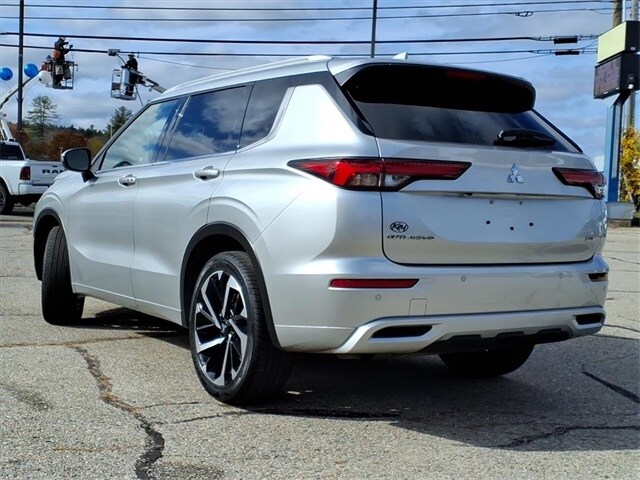 2024 Mitsubishi Outlander SEL photo 3