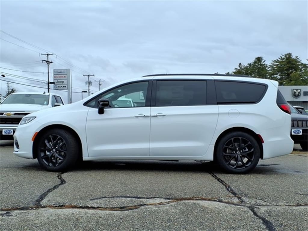 New 2026 Chrysler Pacifica Select Passenger Van