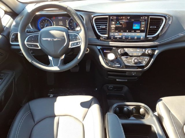 2026 Chrysler Pacifica Select - Photo 17