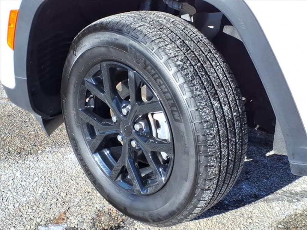 Used 2024 Jeep Grand Cherokee Altitude SUV