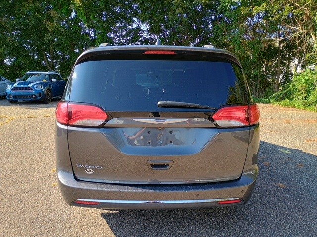 2018 Chrysler Pacifica Touring L photo 3