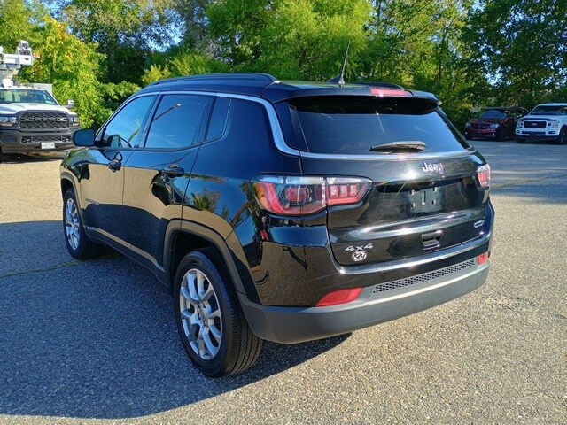 2022 Jeep Compass Latitude Lux photo 2