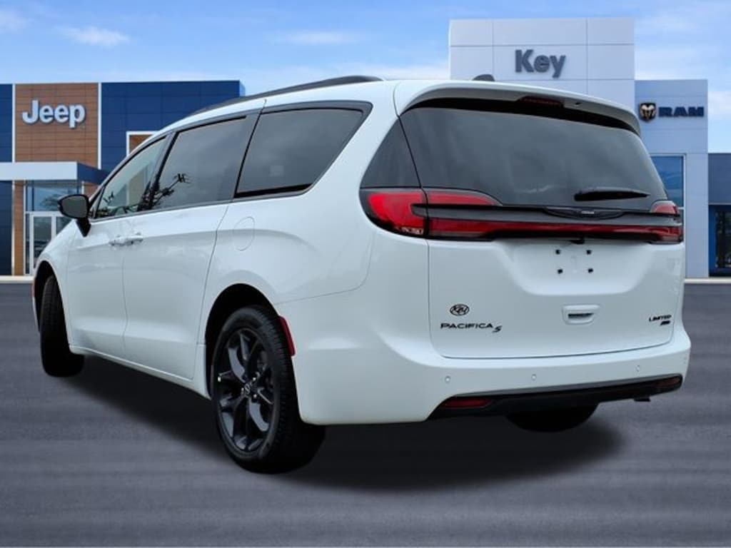 New 2026 Chrysler Pacifica Limited Passenger Van