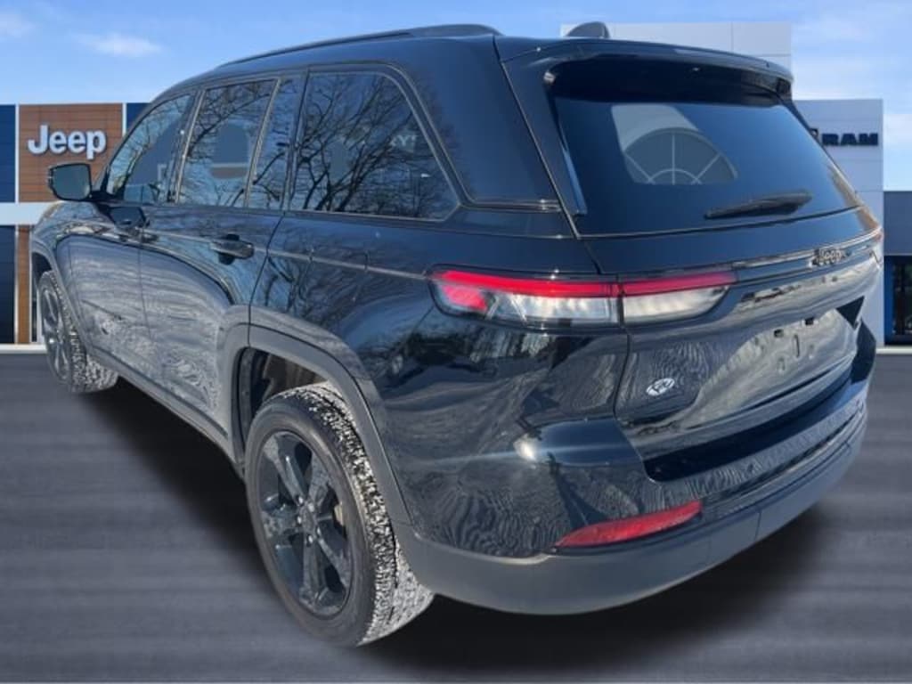 Used 2023 Jeep Grand Cherokee Laredo SUV