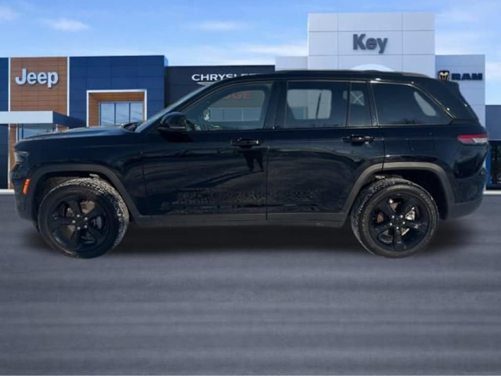 Used 2023 Jeep Grand Cherokee Laredo SUV