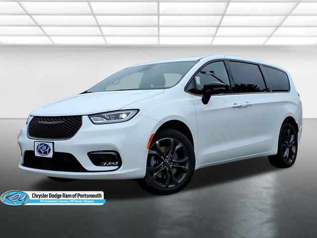 2026 Chrysler Pacifica Passenger Van 