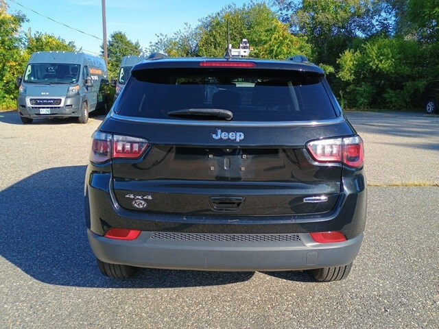 2022 Jeep Compass Latitude Lux photo 3