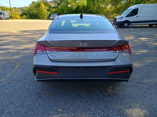 2025 Hyundai Elantra Hybrid Blue photo 4