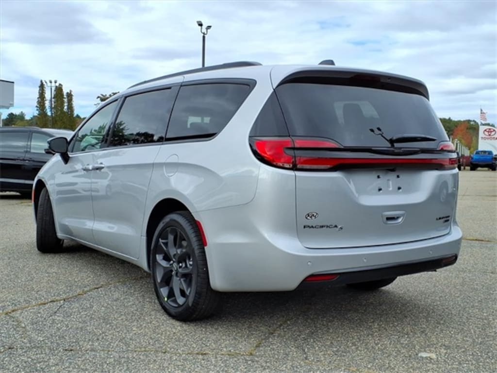New 2026 Chrysler Pacifica Limited Passenger Van