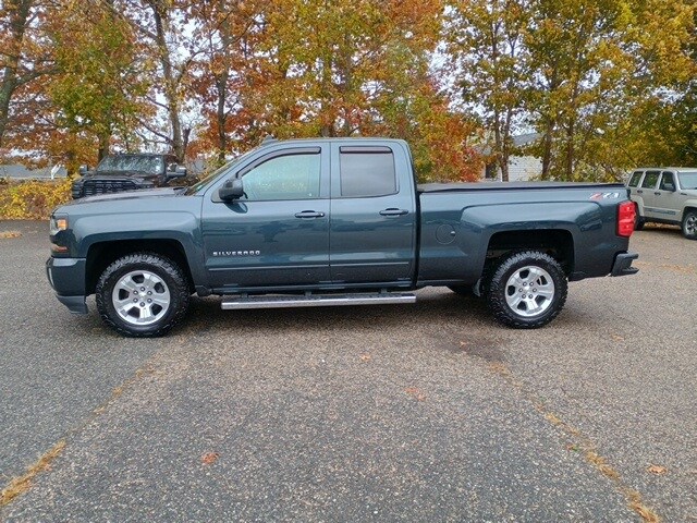 2018 Chevrolet Silverado 1500 LT photo 2