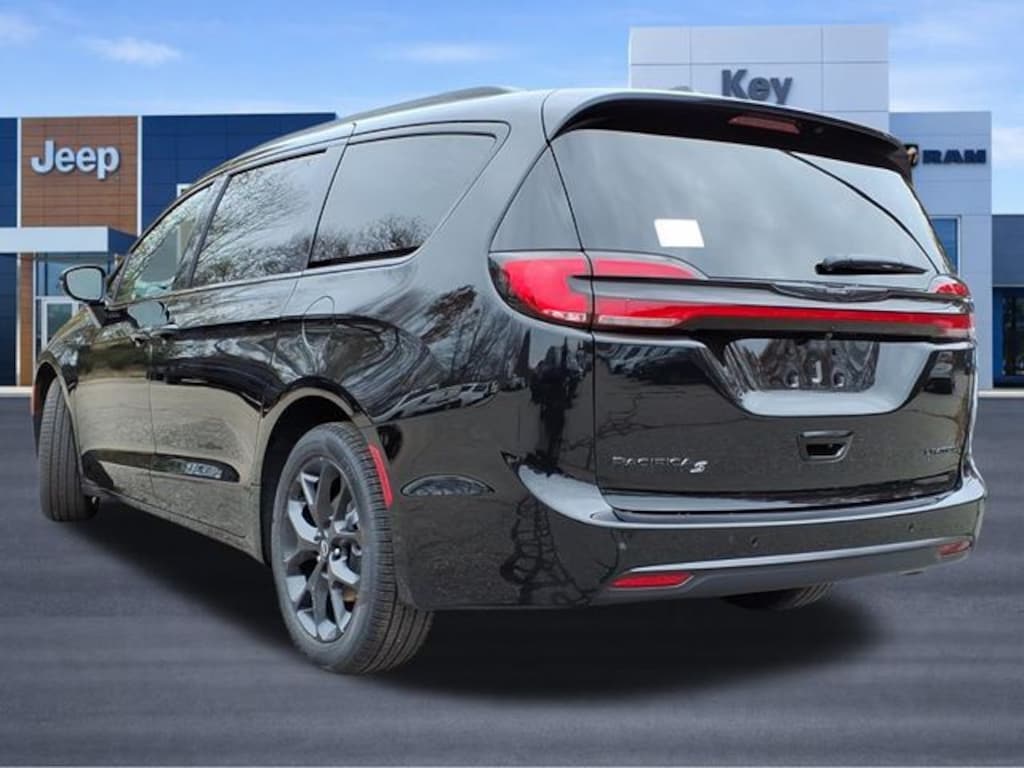 New 2026 Chrysler Pacifica Limited Passenger Van