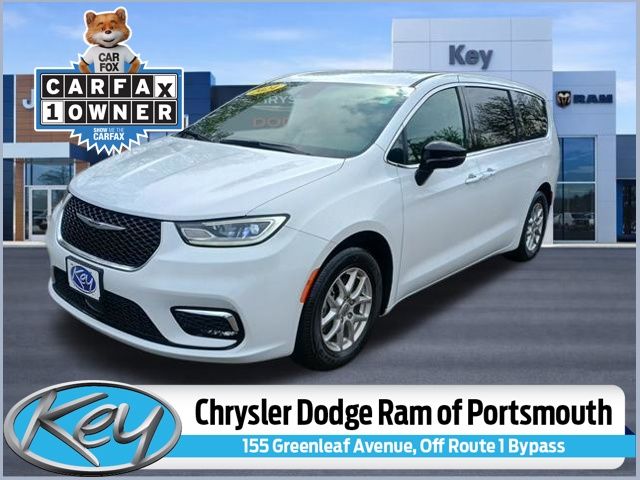 2024 Chrysler Pacifica Touring's photo
