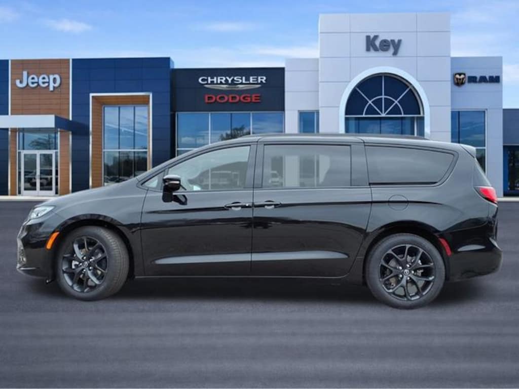 New 2026 Chrysler Pacifica Limited Passenger Van