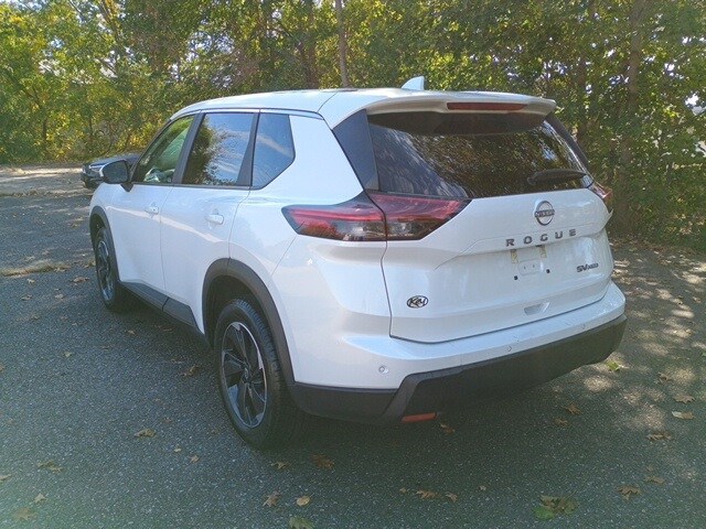 2024 Nissan Rogue SV photo 3