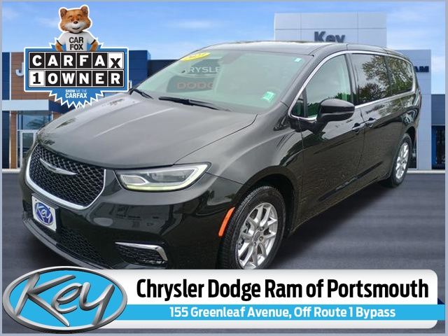 2023 Chrysler Pacifica Touring L's photo