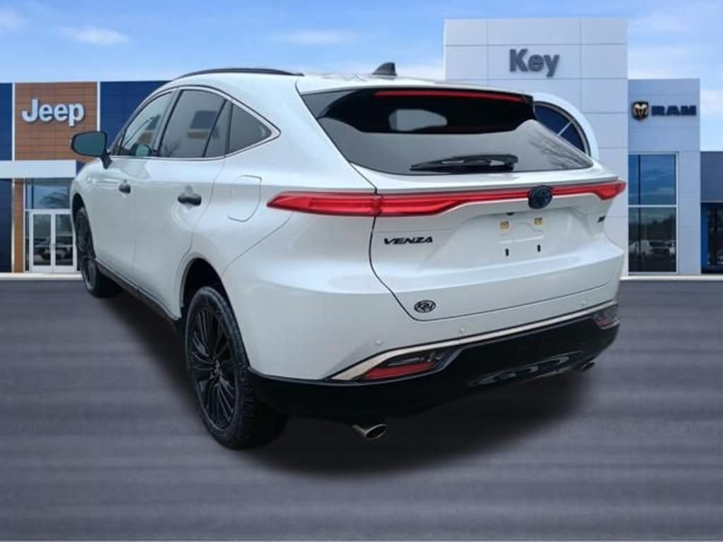 Used 2024 Toyota Venza LE SUV