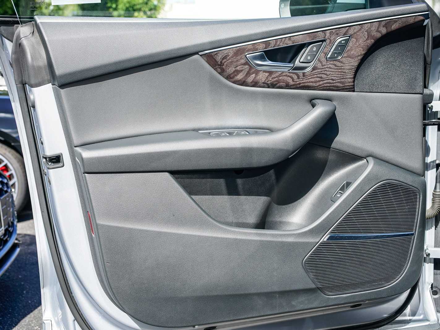 Thumbnail: 2019 Audi Q8 - 19