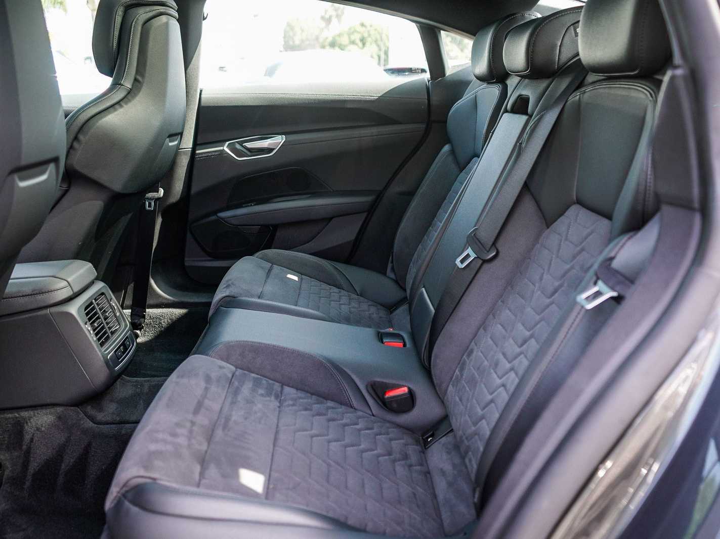 Thumbnail: 2022 Audi e-tron GT - 18