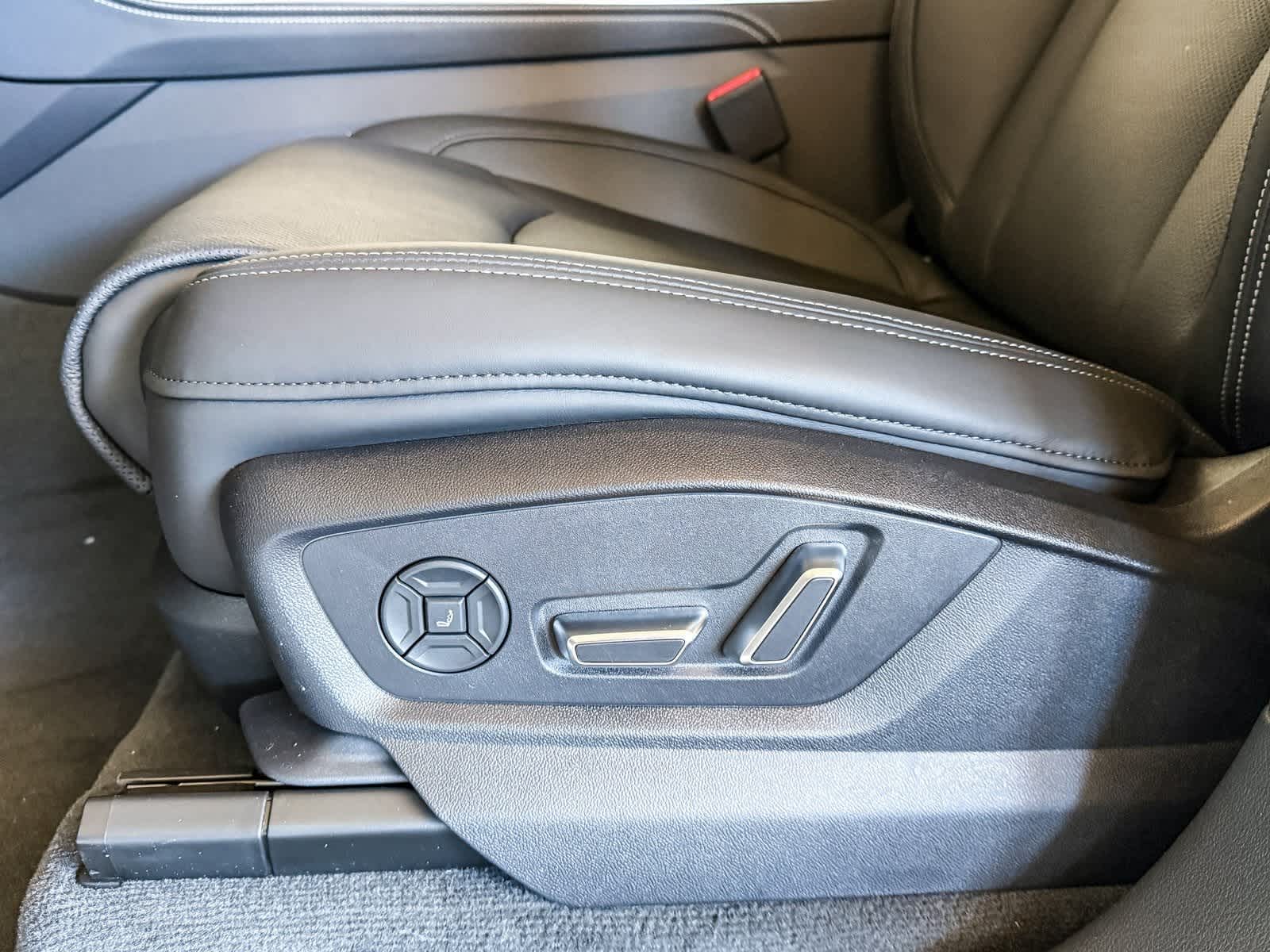 Thumbnail: 2026 Audi Q8 - 21