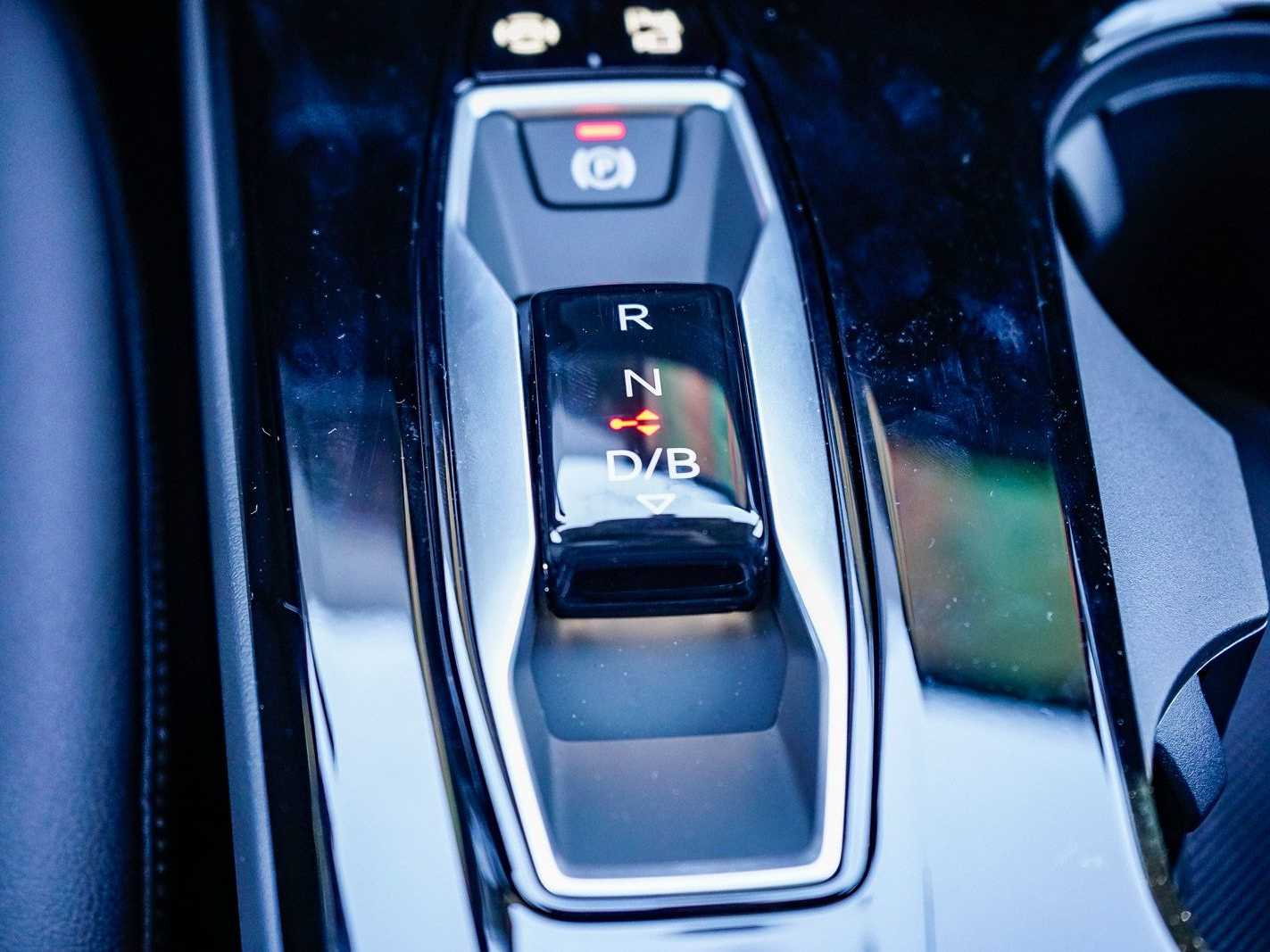 Thumbnail: 2025 Audi Q6 e-tron - 21