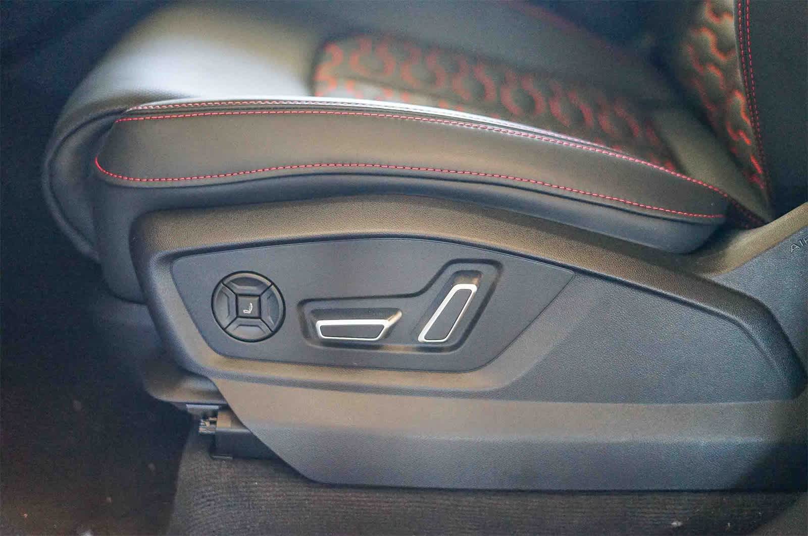 Thumbnail: 2025 Audi RS Q8 - 22