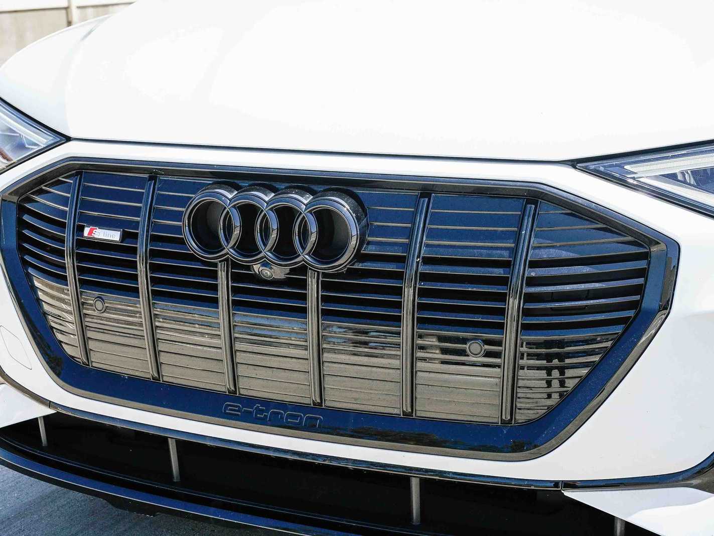 Thumbnail: 2023 Audi e-tron S - 8