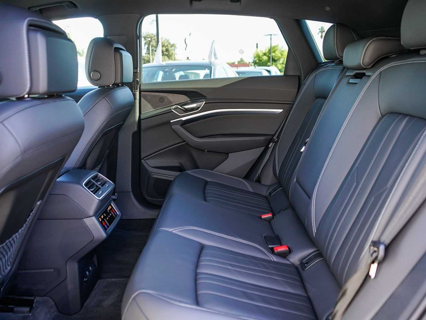 Thumbnail: 2023 Audi e-tron - 18