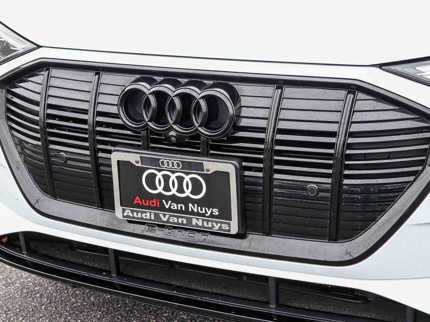 Thumbnail: 2023 Audi e-tron - 8
