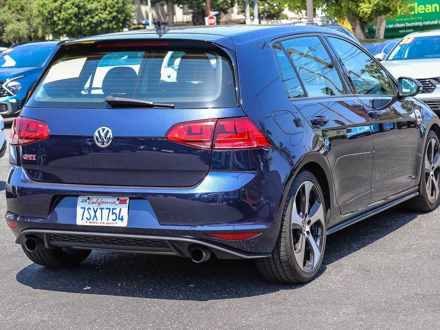 Thumbnail: 2016 Volkswagen Golf - 3